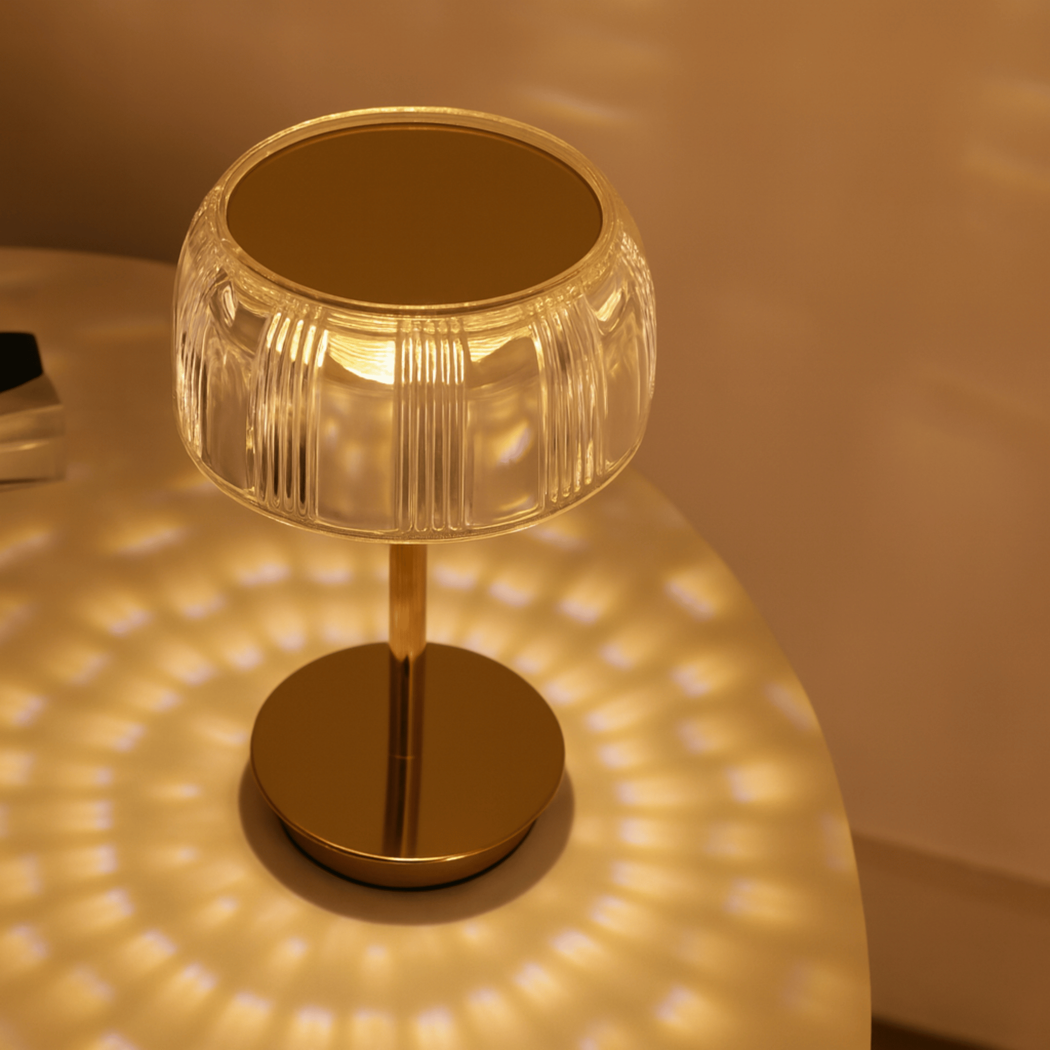 Oplaadbare LED Tafellamp met Geribbeld Lampenkap en Metalen Basis