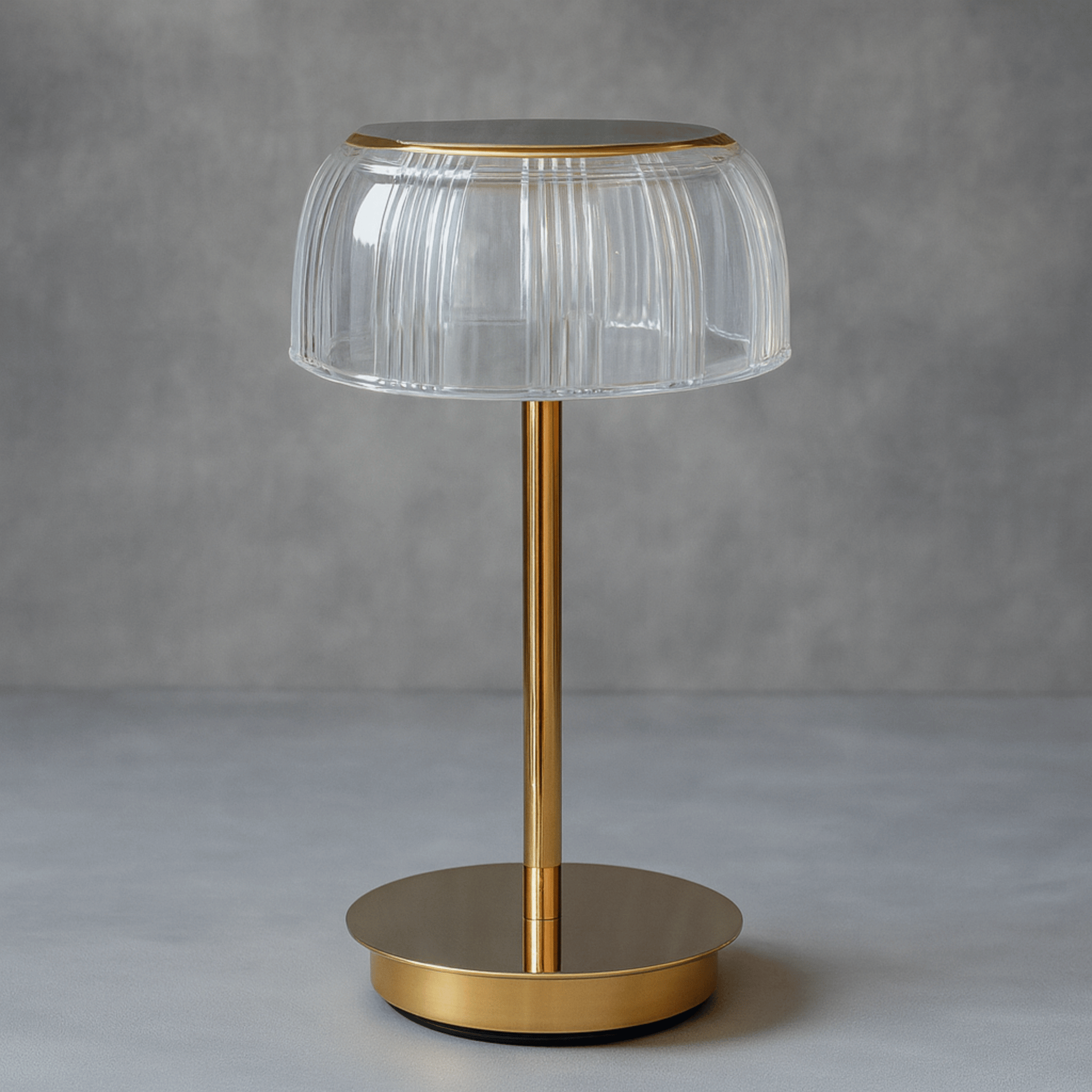 Oplaadbare LED Tafellamp met Geribbeld Lampenkap en Metalen Basis