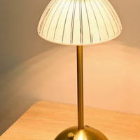 Oplaadbare Tafellamp met Geribbeld Glazen Kap en LED Licht
