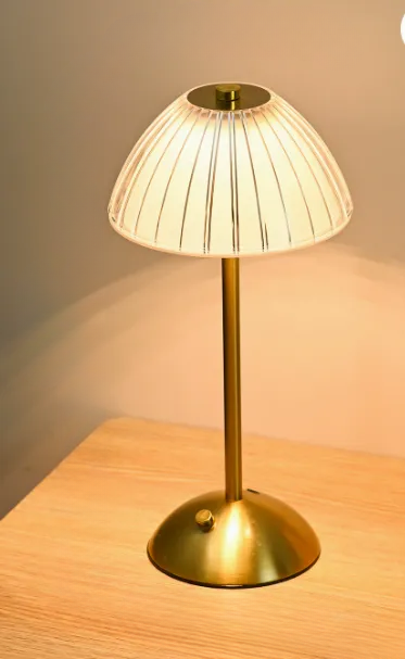 Oplaadbare Tafellamp met Geribbeld Glazen Kap en LED Licht