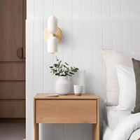 Elegant Crème Acryl Metaal Basis Minimalistische Wandlamp