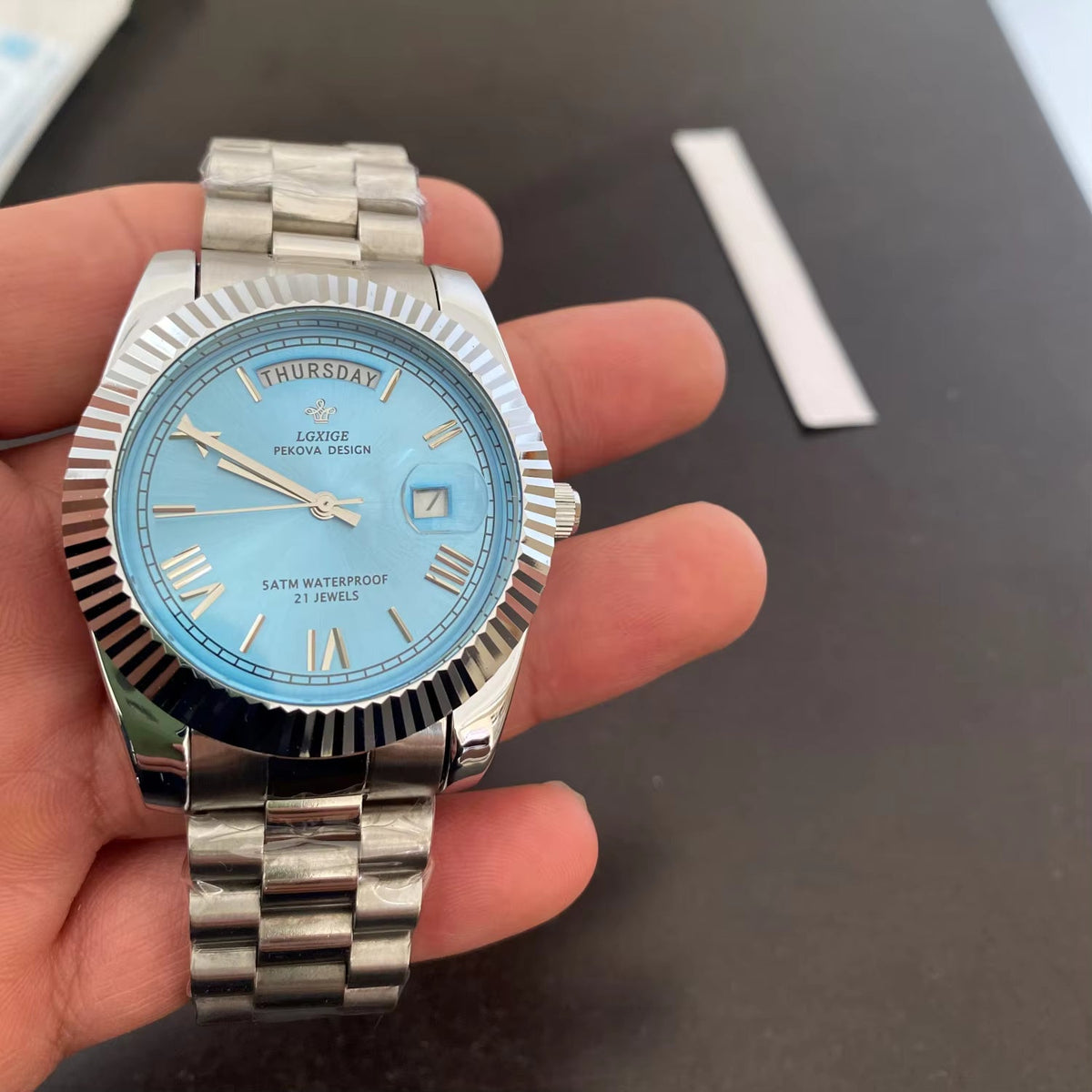 Herenhorloge – Elegant ontwerp met dag- en datumweergave