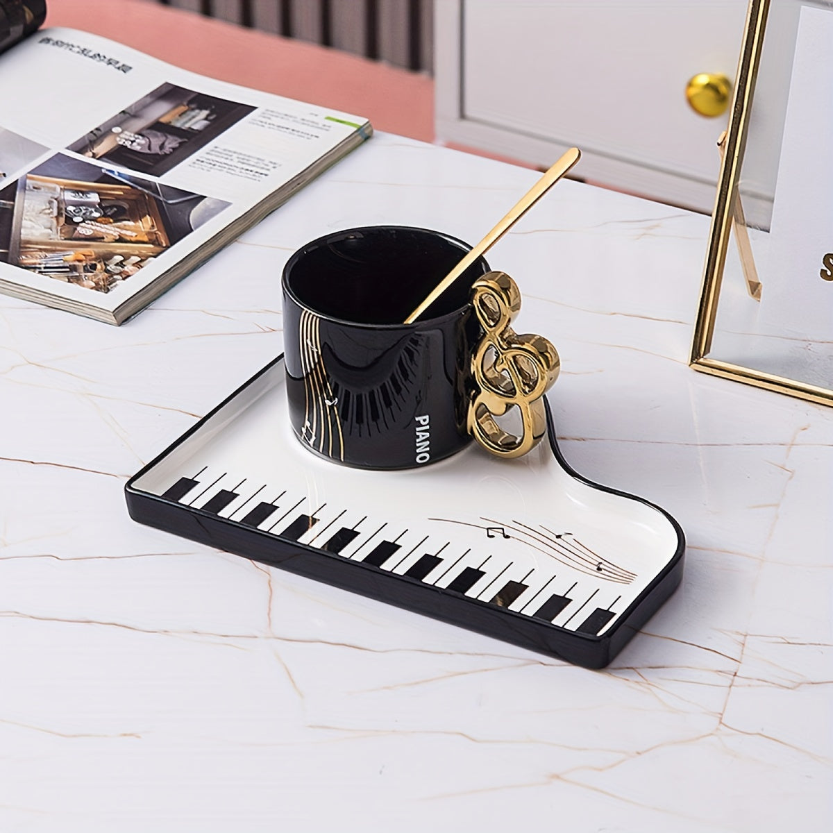Pianissimo smaak – elegante set van kop en dienblad voor muziekliefhebbers