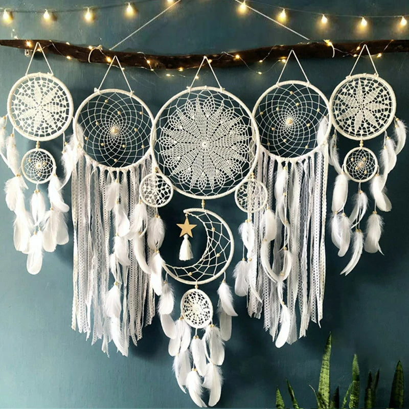 Bohemian Droomvanger Wanddecoratie met Maanmotief en Veren voor een Sfeervolle Interieur
