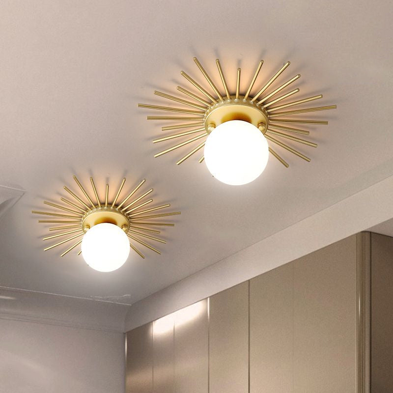 Sferische Flush Mount Verlichting met Frosted Glazen Schaduw Minimalisme 1 Lamp Plafond Gemonteerd Armatuur in Goud