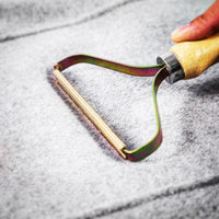 Handmatige Pluisverwijderaar | Koper Precisiekop | Echt Houten Handvat | Batterijloze Textielshaver voor Kasjmier, Wol & Meubelhoezen | Pilling-Extractor