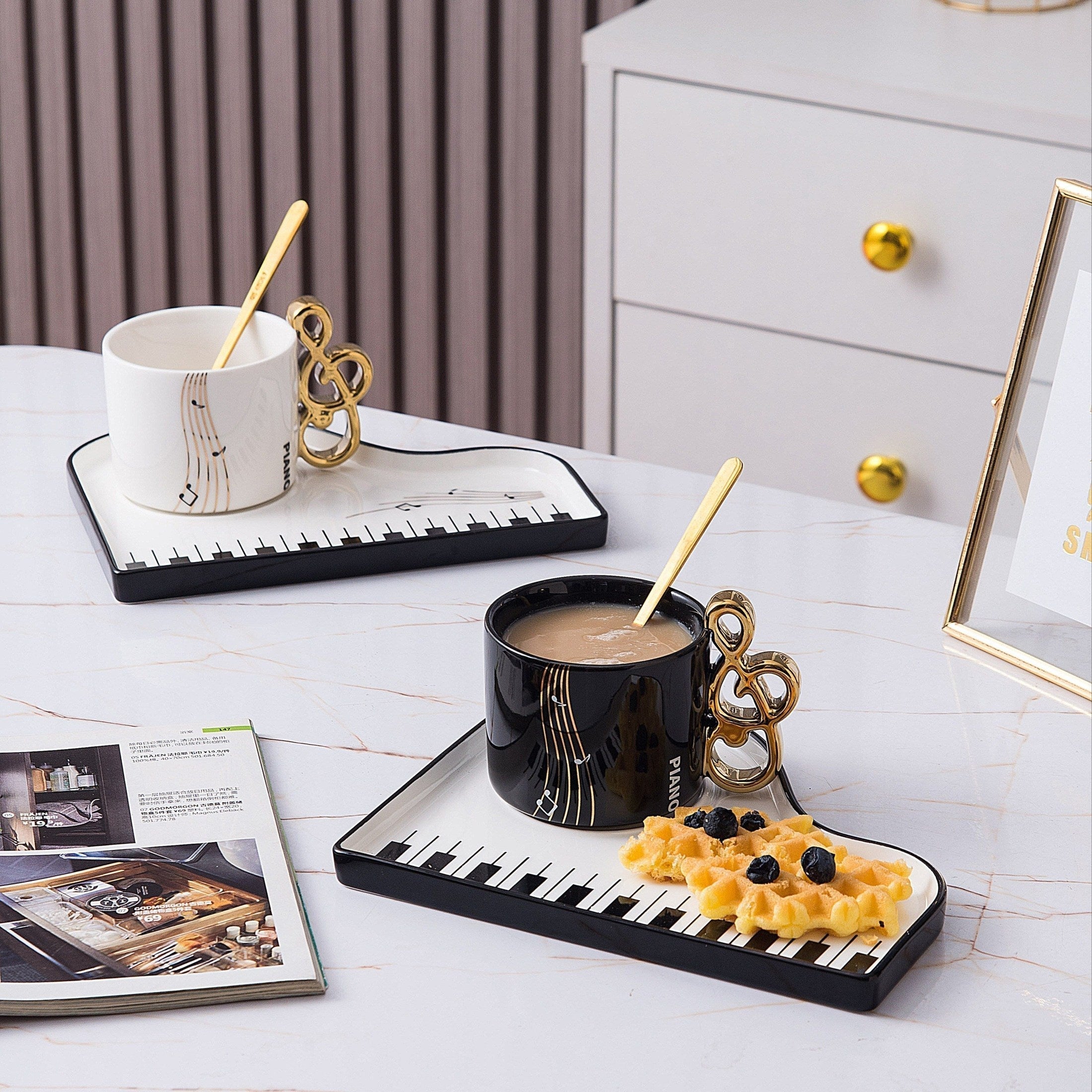 Pianissimo smaak – elegante set van kop en dienblad voor muziekliefhebbers