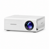 Draagbare witte mini projector met paarse lens op witte achtergrond