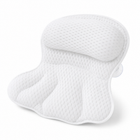 LuxeRest wit ergonomisch badkussen van ademend mesh met nek- en rugsteun en zuignappen op witte achtergrond