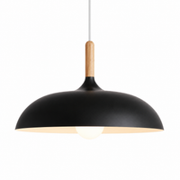 OakLight zwarte hanglamp met brede metalen kap, eikenhouten detail en warm licht op witte achtergrond