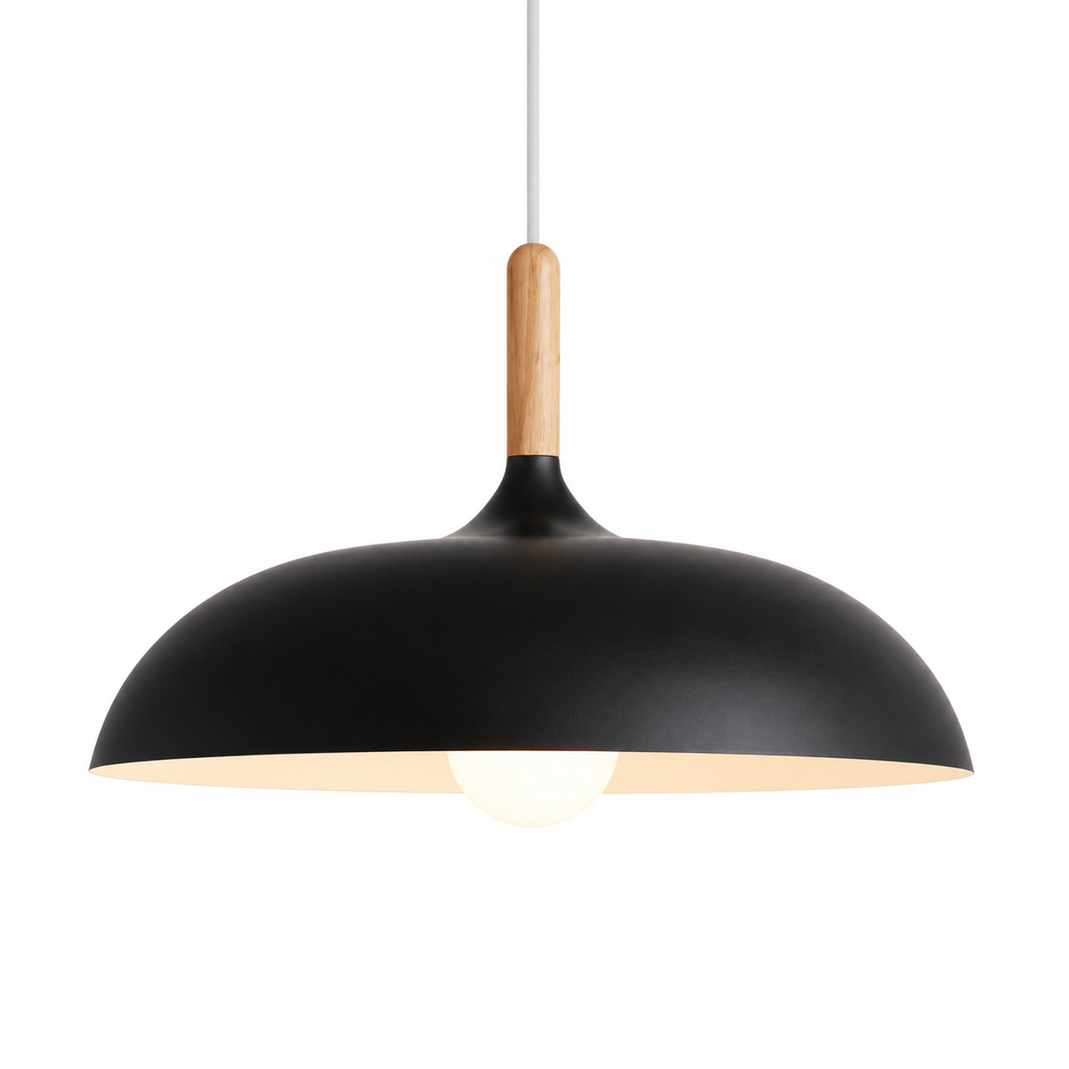 OakLight zwarte hanglamp met brede metalen kap, eikenhouten detail en warm licht op witte achtergrond