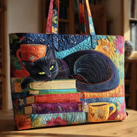 Zwarte kat met boeken en kopjes gewatteerde quilted tote bag