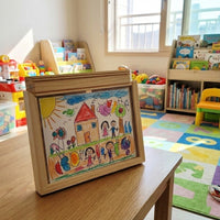 SKETCHBOX – Displayframe in houtlook met geïntegreerde opbergruimte