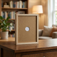 SKETCHBOX – Displayframe in houtlook met geïntegreerde opbergruimte