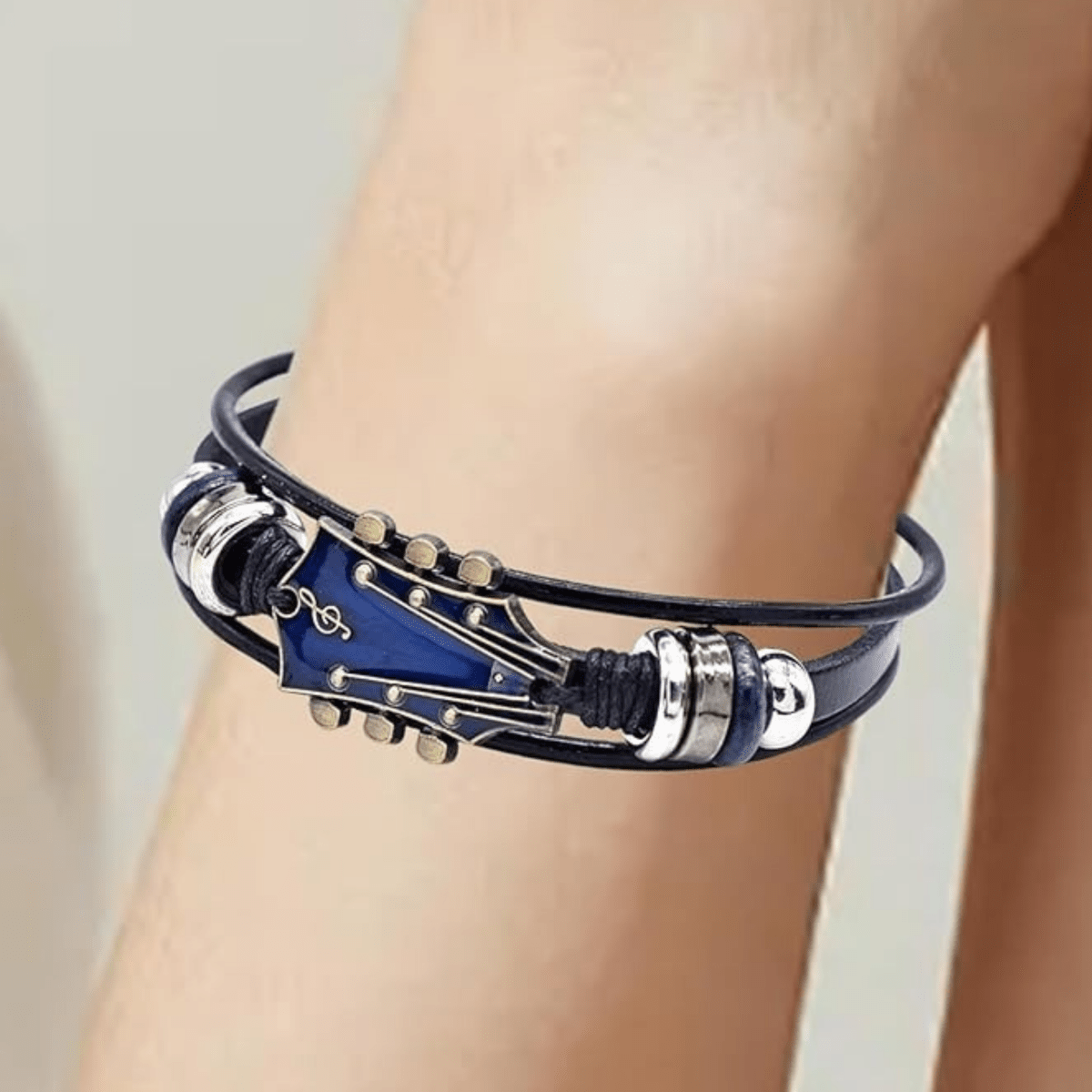 MUSIKSTRUM – Leren armband met gitaar-geïnspireerd design