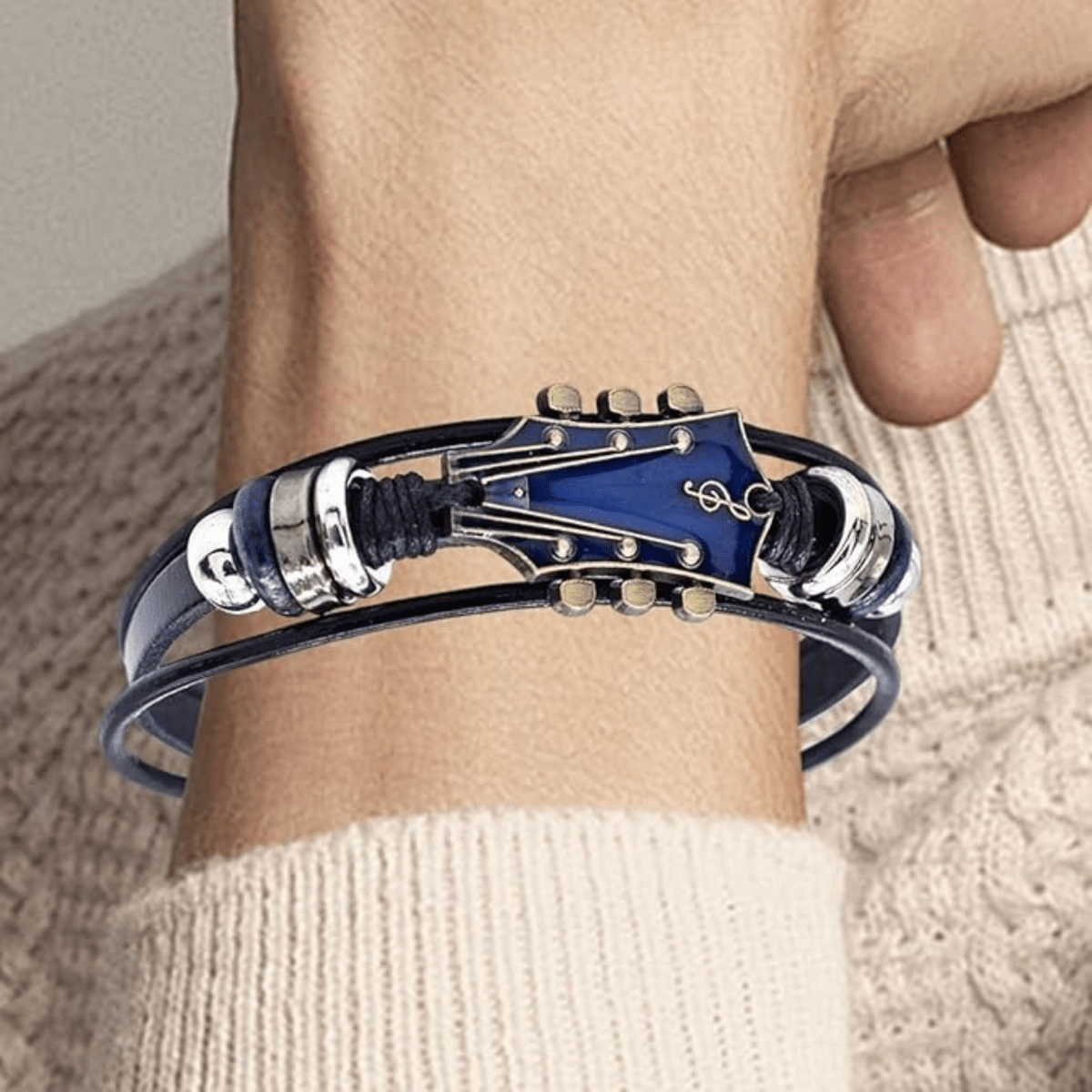 MUSIKSTRUM – Leren armband met gitaar-geïnspireerd design