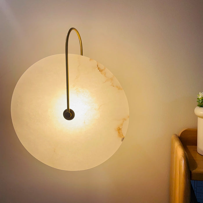 LED Wandlamp van Alabaster – Elegant en Rust in het Licht