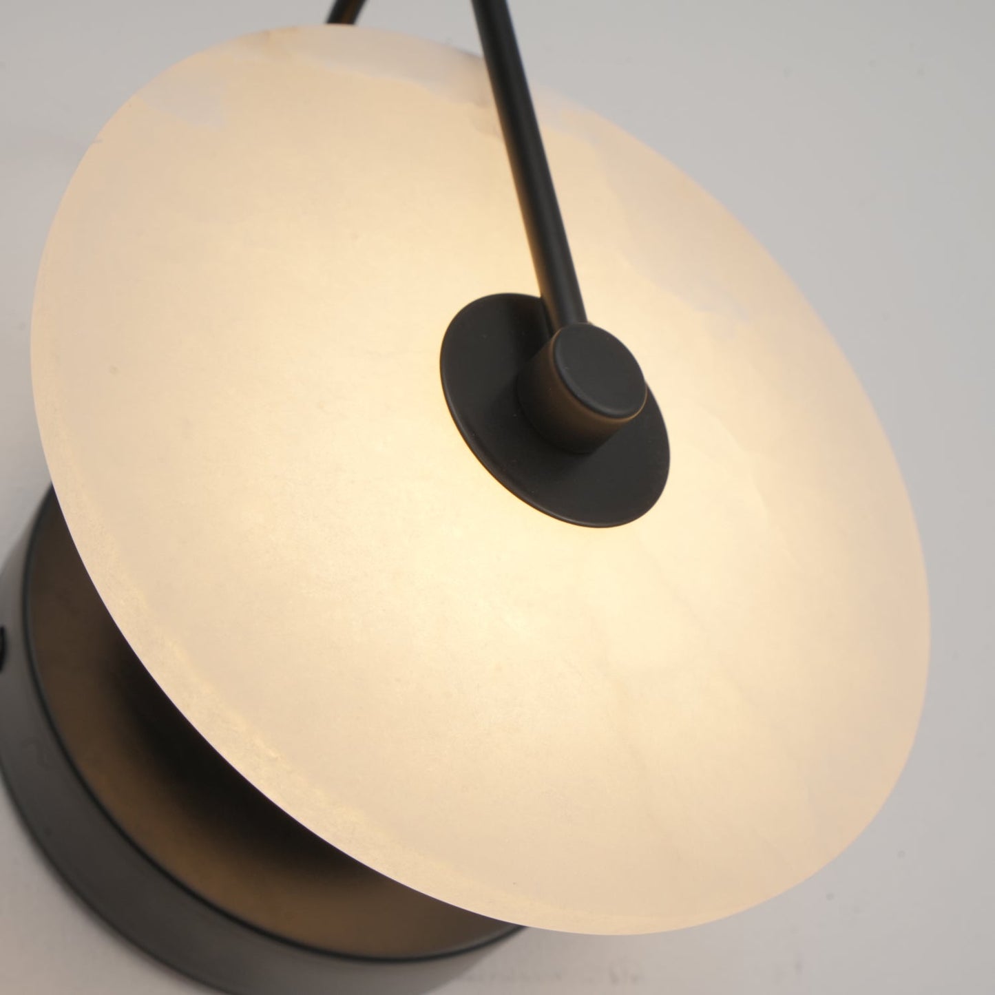 LED Wandlamp van Alabaster – Elegant en Rust in het Licht