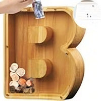TreasureNest Muntbank | Gepersonaliseerde houten spaarpot in A-Z letterontwerpen