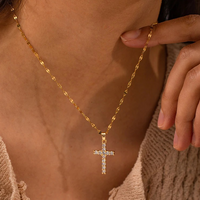 Kruis Ketting met Gouden Afwerking, Sprankelende Zirkonia en Spirituele Stijl