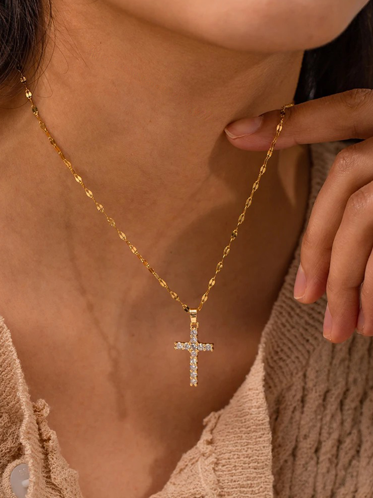 Kruis Ketting met Gouden Afwerking, Sprankelende Zirkonia en Spirituele Stijl