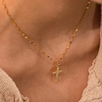 Kruis Ketting met Gouden Afwerking, Sprankelende Zirkonia en Spirituele Stijl