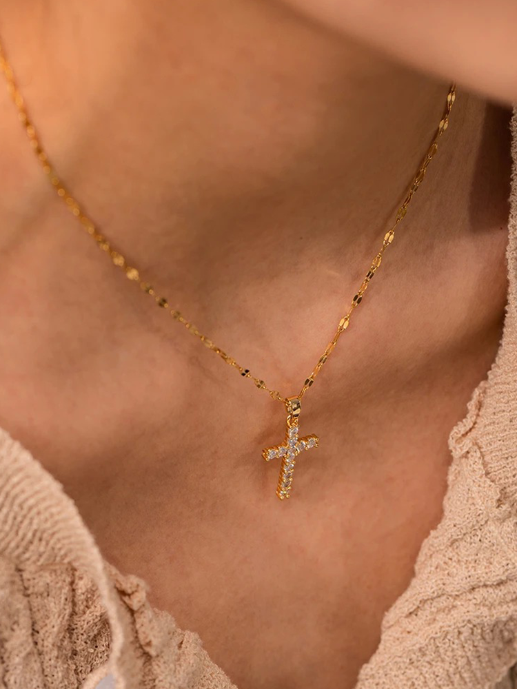 Kruis Ketting met Gouden Afwerking, Sprankelende Zirkonia en Spirituele Stijl