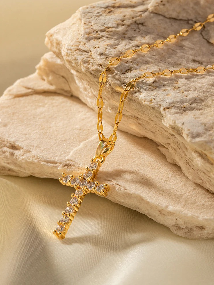 Kruis Ketting met Gouden Afwerking, Sprankelende Zirkonia en Spirituele Stijl