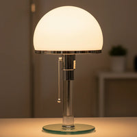 Design tafellamp met glazen kap