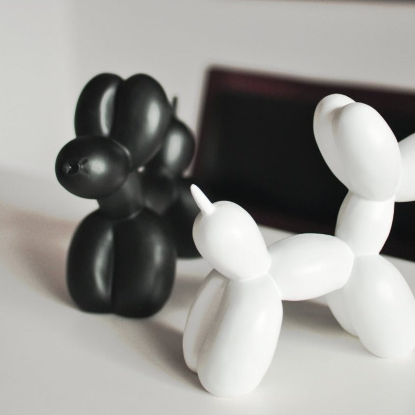 Artisano Luxe Ballon Hond Sculptuur | Exquisite handgemaakte hars kunstwerk dat een speelse touch toevoegt aan elke luxe decor