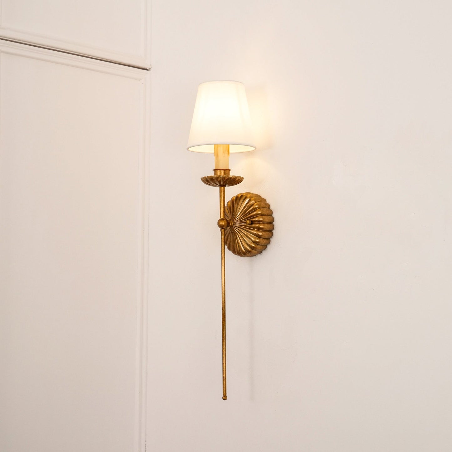 Axiom Wandlamp van Antiek Goudmetaal en Vintage Industrieel Stof