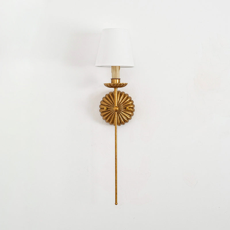 Axiom Wandlamp van Antiek Goudmetaal en Vintage Industrieel Stof