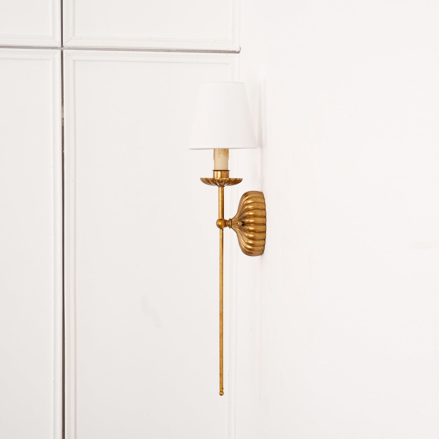 Axiom Wandlamp van Antiek Goudmetaal en Vintage Industrieel Stof