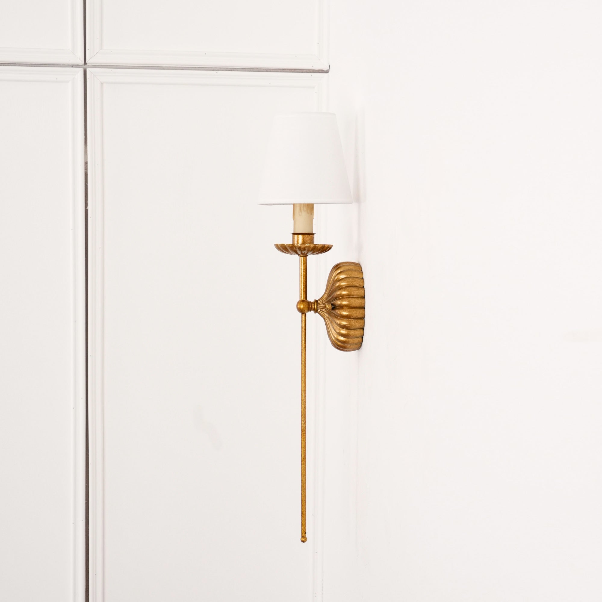 Axiom Wandlamp van Antiek Goudmetaal en Vintage Industrieel Stof