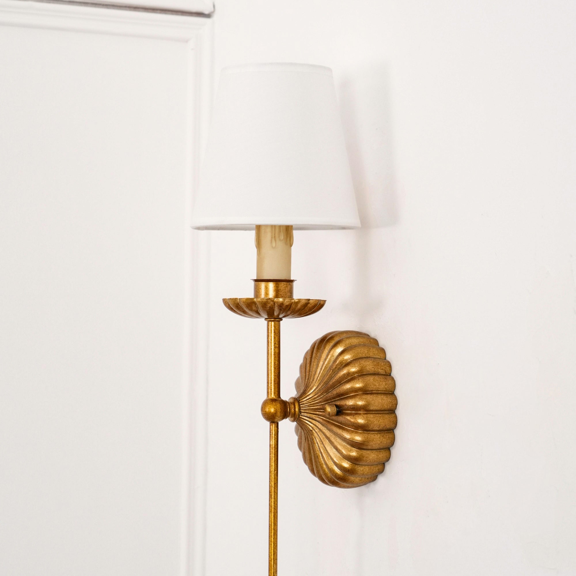 Axiom Wandlamp van Antiek Goudmetaal en Vintage Industrieel Stof