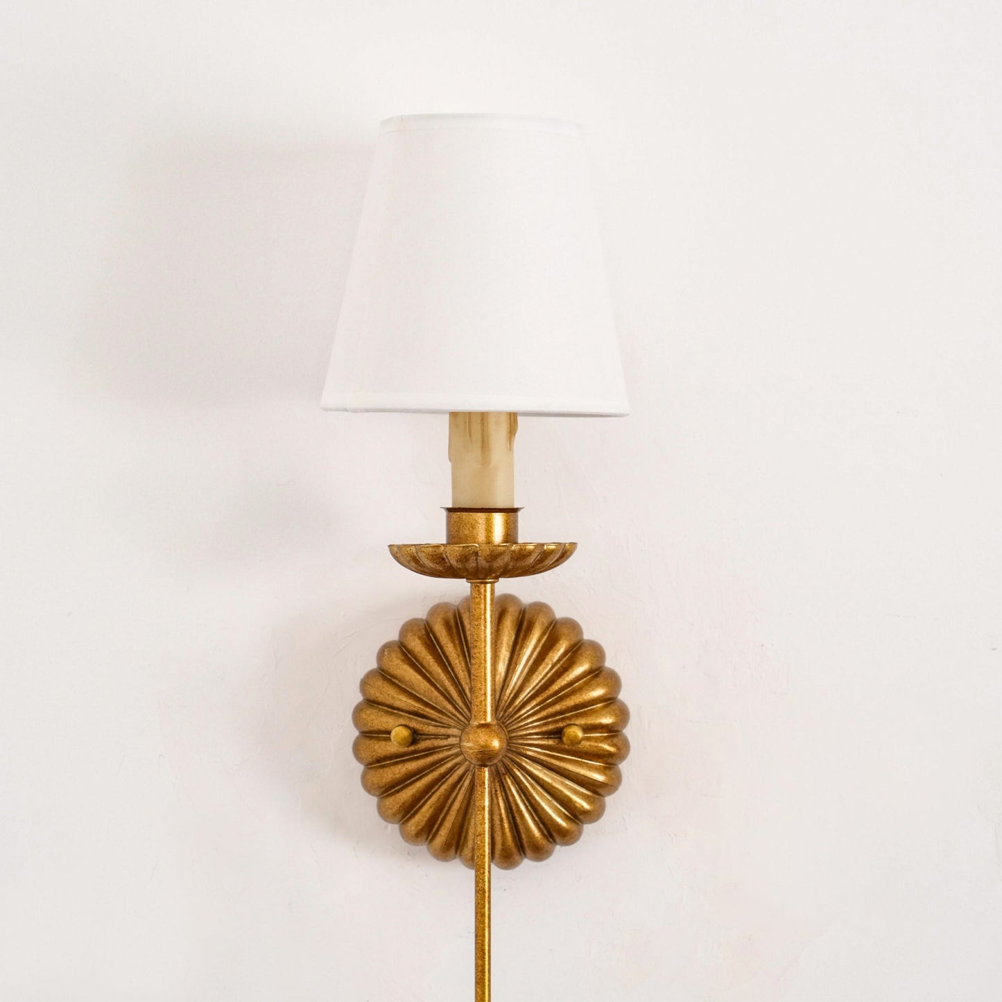 Axiom Wandlamp van Antiek Goudmetaal en Vintage Industrieel Stof
