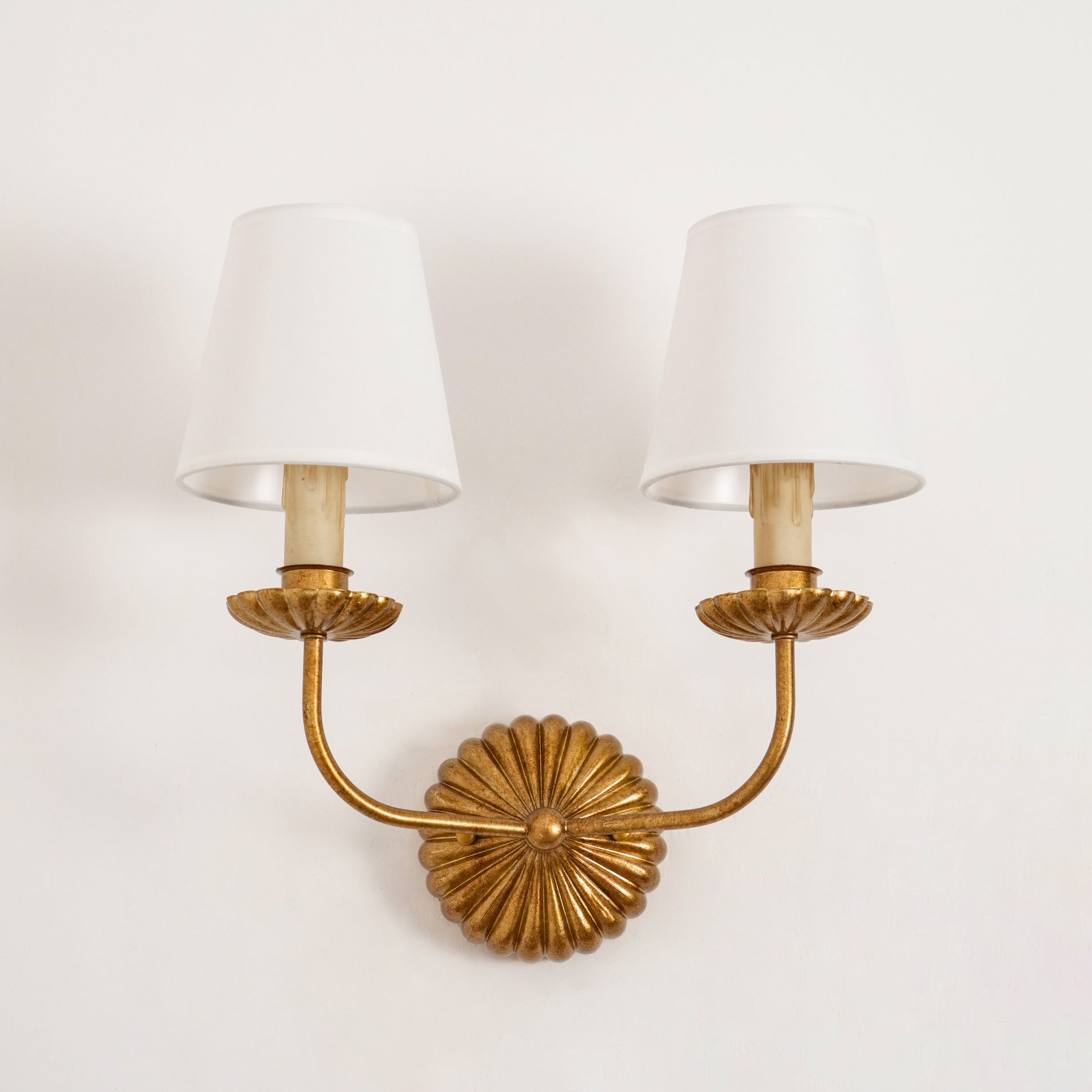 Axiom Wandlamp van Antiek Goudmetaal en Vintage Industrieel Stof