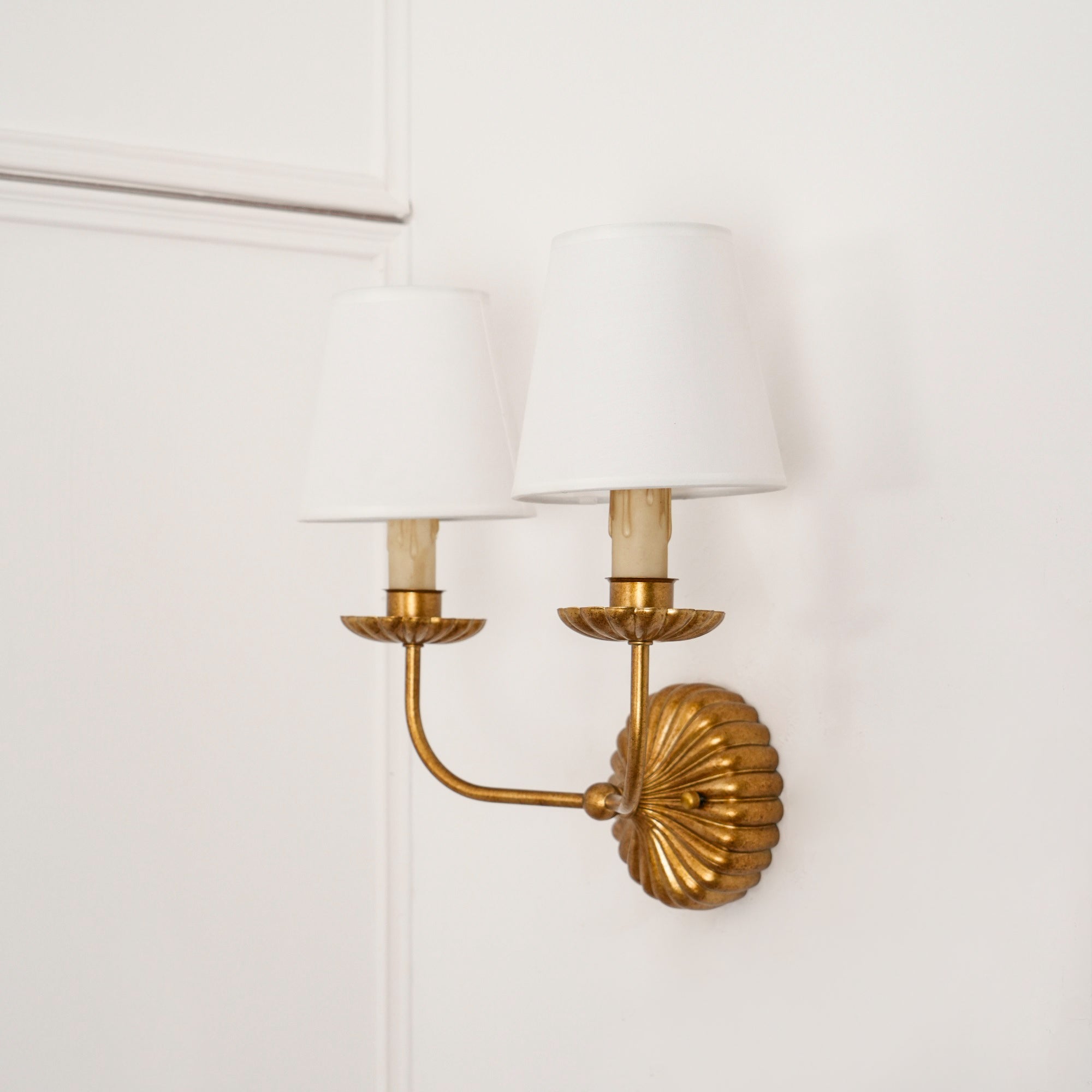 Axiom Wandlamp van Antiek Goudmetaal en Vintage Industrieel Stof