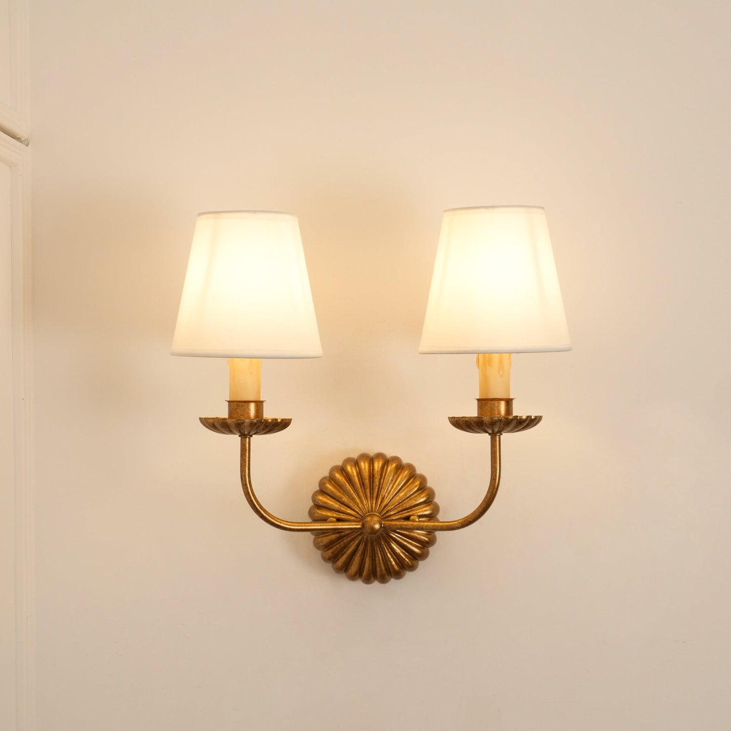 Axiom Wandlamp van Antiek Goudmetaal en Vintage Industrieel Stof