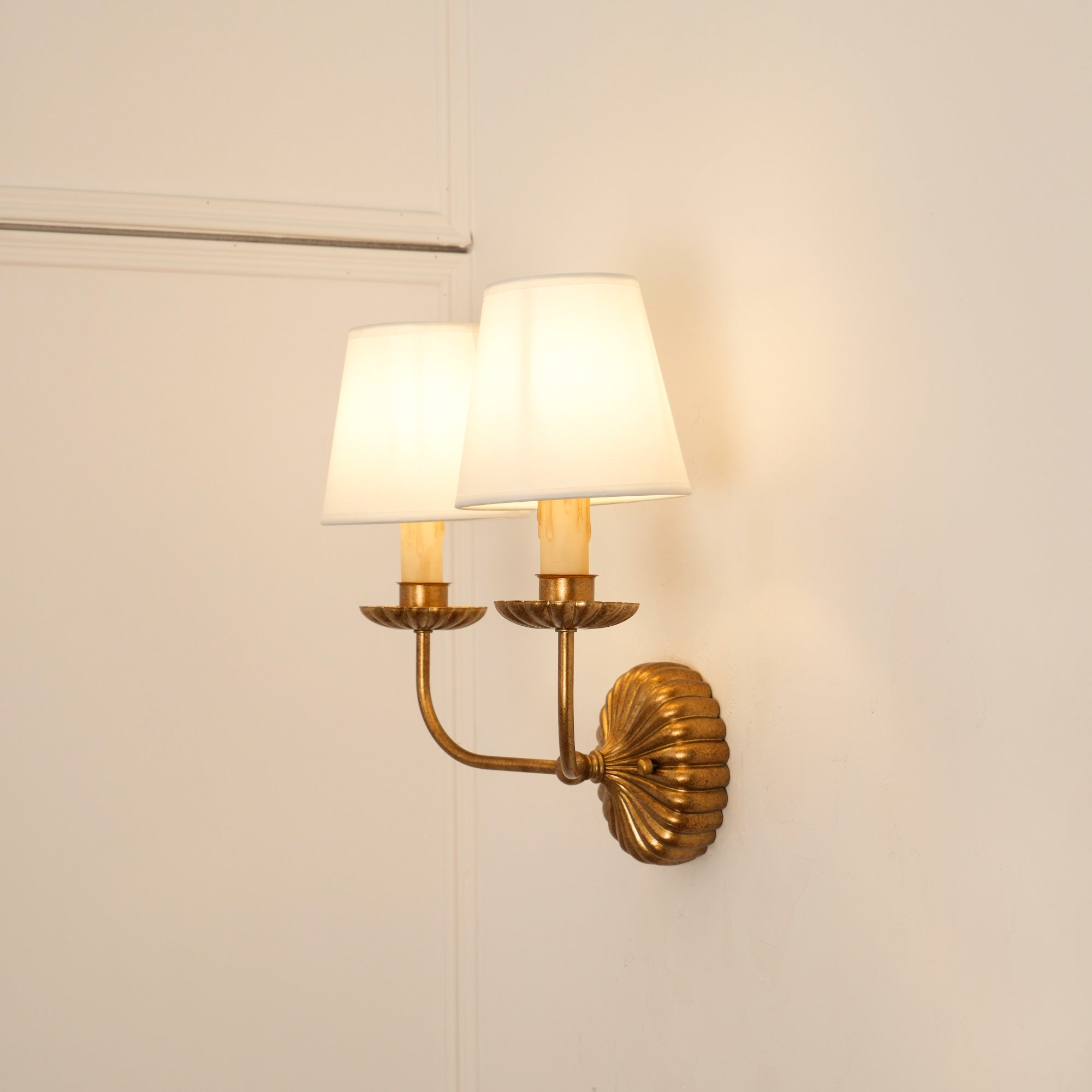 Axiom Wandlamp van Antiek Goudmetaal en Vintage Industrieel Stof