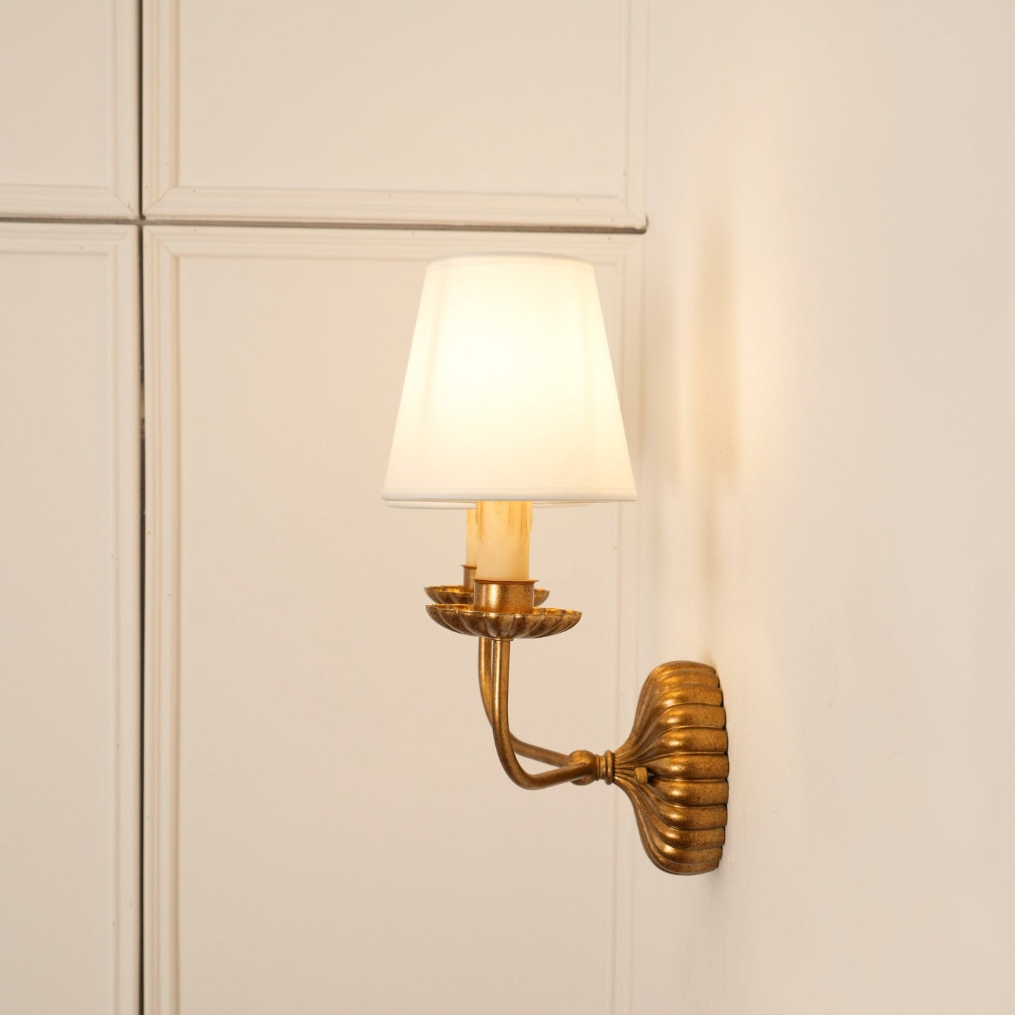Axiom Wandlamp van Antiek Goudmetaal en Vintage Industrieel Stof