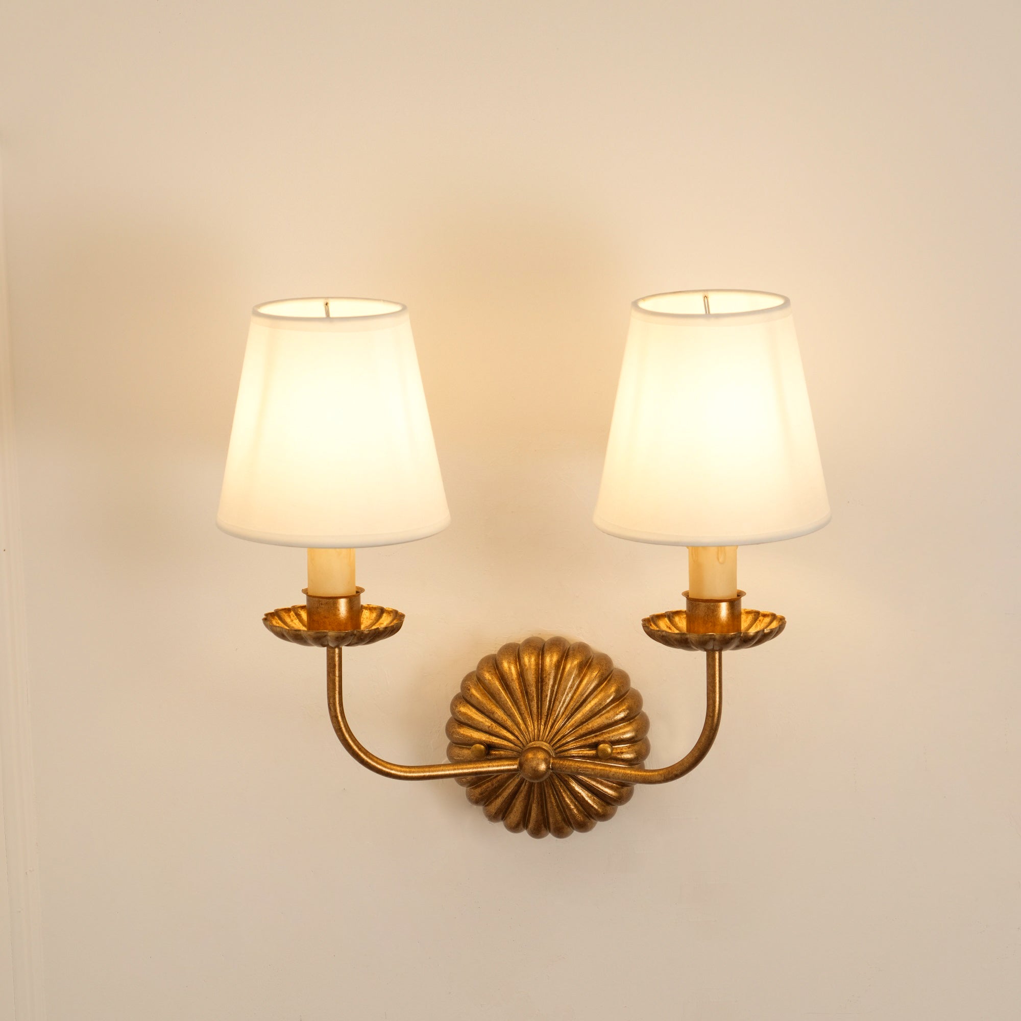 Axiom Wandlamp van Antiek Goudmetaal en Vintage Industrieel Stof