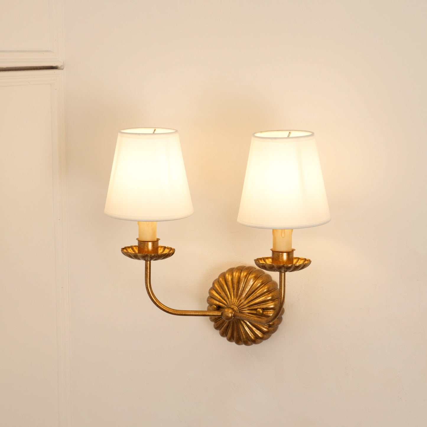 Axiom Wandlamp van Antiek Goudmetaal en Vintage Industrieel Stof