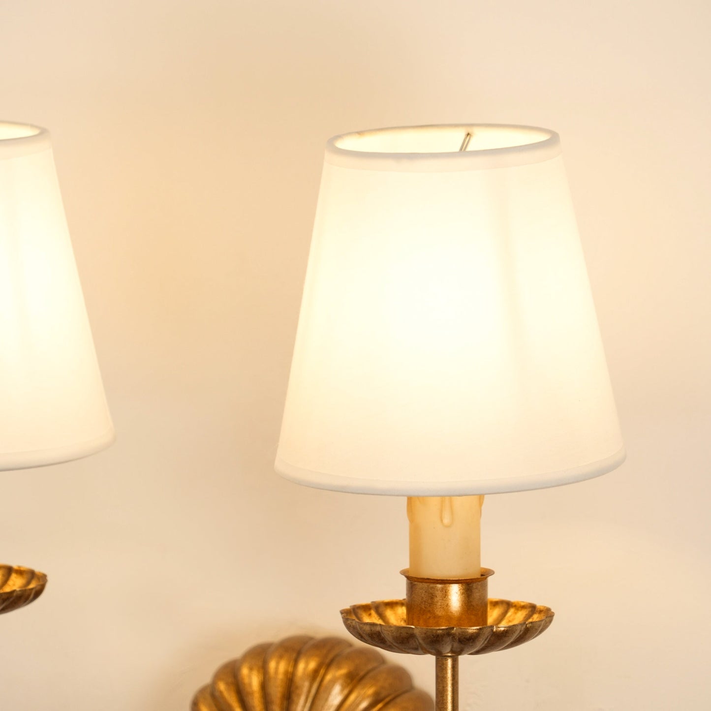 Axiom Wandlamp van Antiek Goudmetaal en Vintage Industrieel Stof
