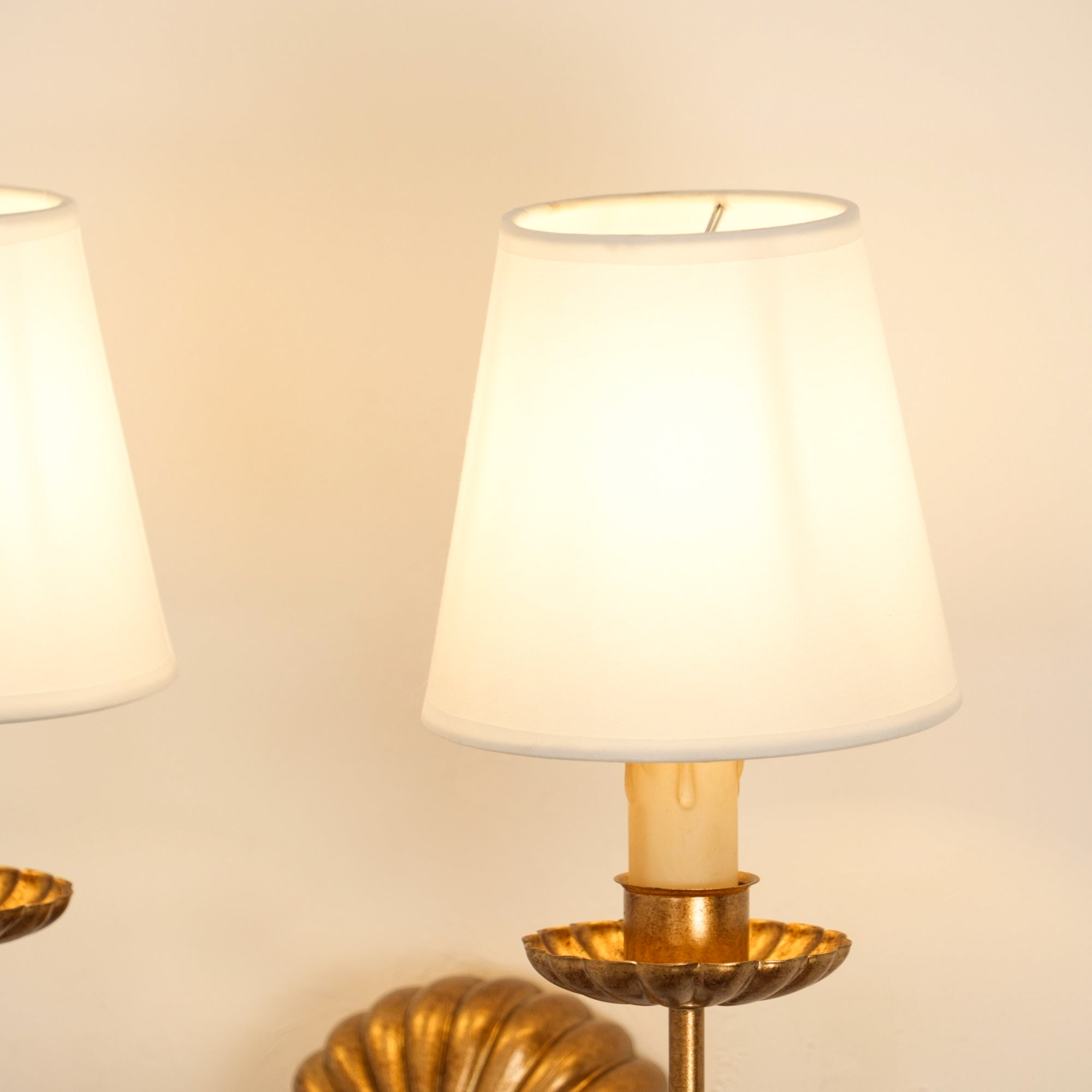 Axiom Wandlamp van Antiek Goudmetaal en Vintage Industrieel Stof