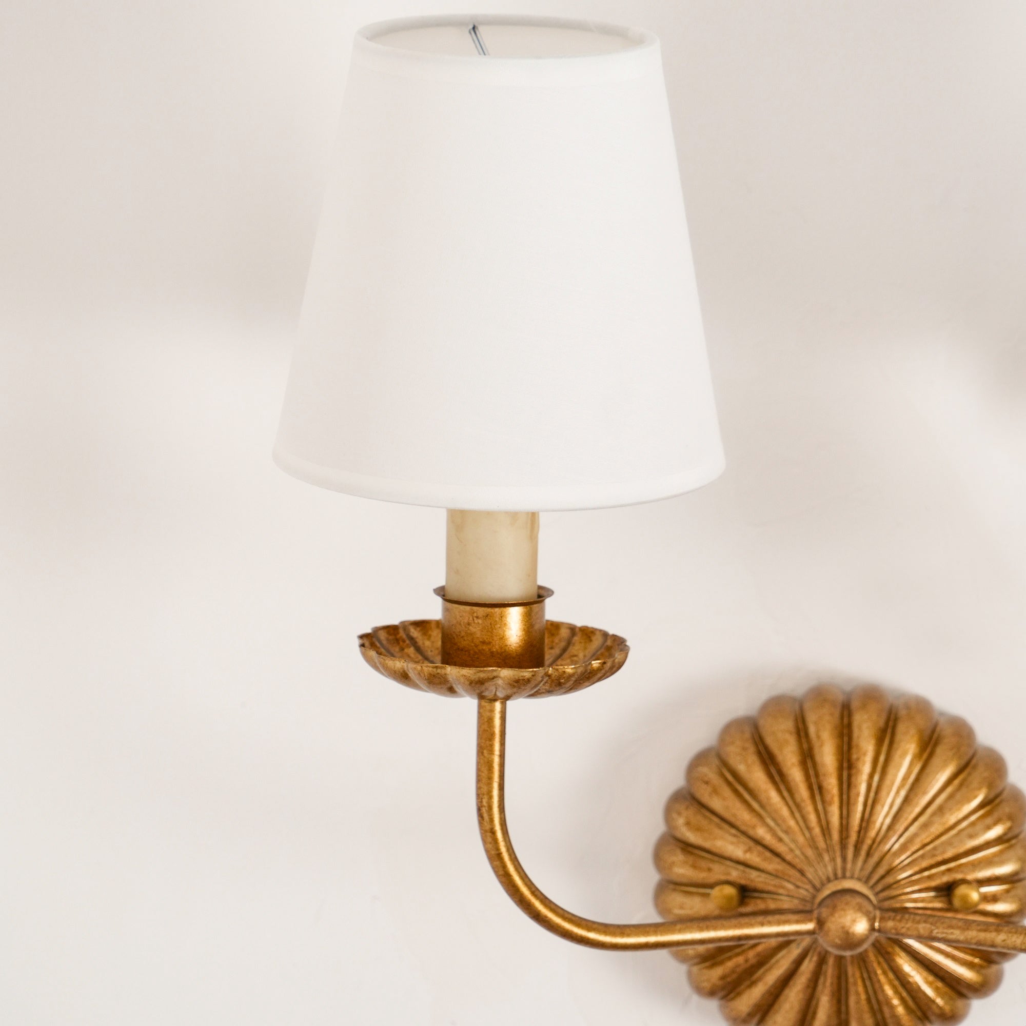 Axiom Wandlamp van Antiek Goudmetaal en Vintage Industrieel Stof