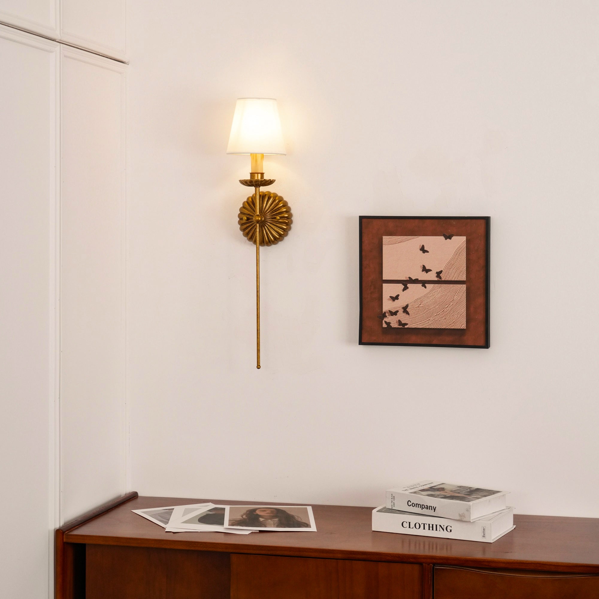 Axiom Wandlamp van Antiek Goudmetaal en Vintage Industrieel Stof