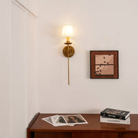 Axiom Wandlamp van Antiek Goudmetaal en Vintage Industrieel Stof