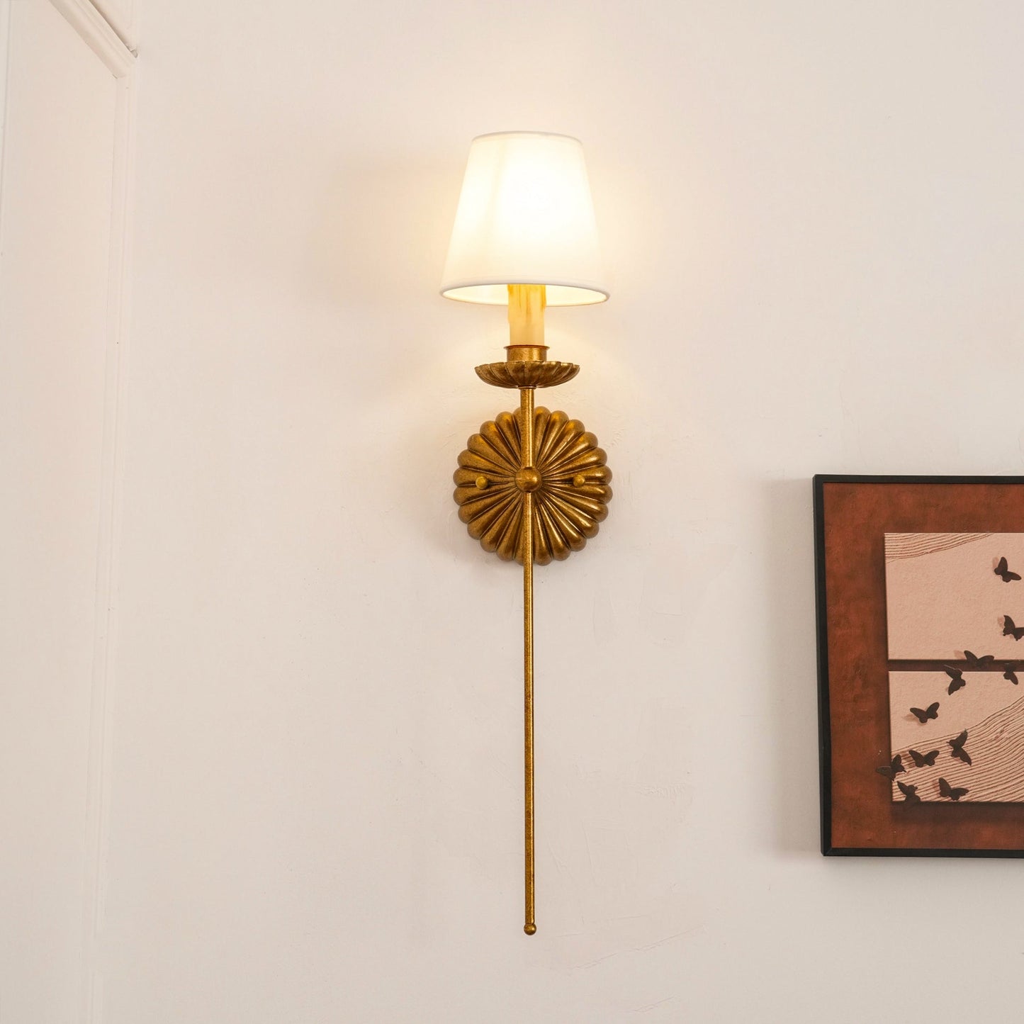 Axiom Wandlamp van Antiek Goudmetaal en Vintage Industrieel Stof