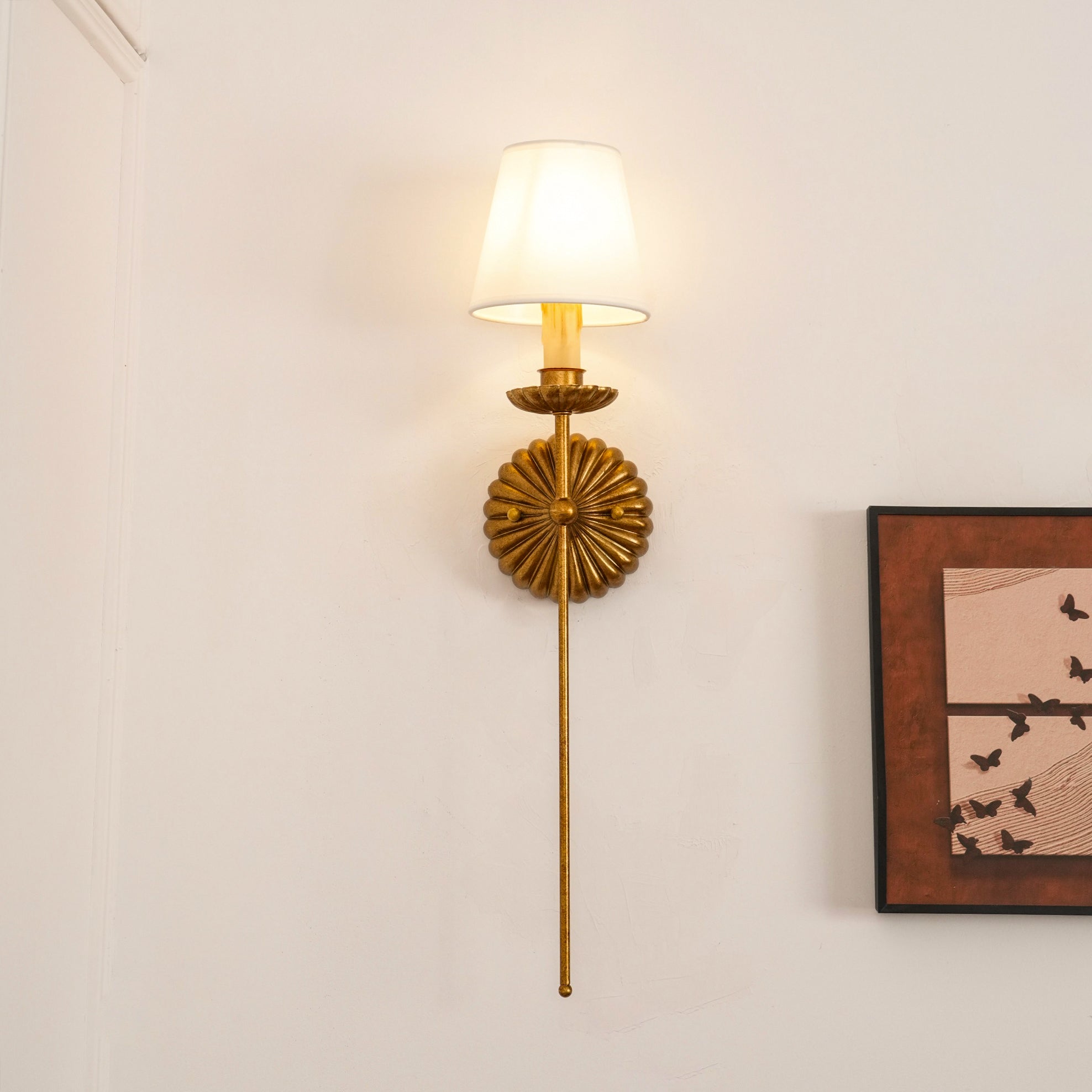 Axiom Wandlamp van Antiek Goudmetaal en Vintage Industrieel Stof